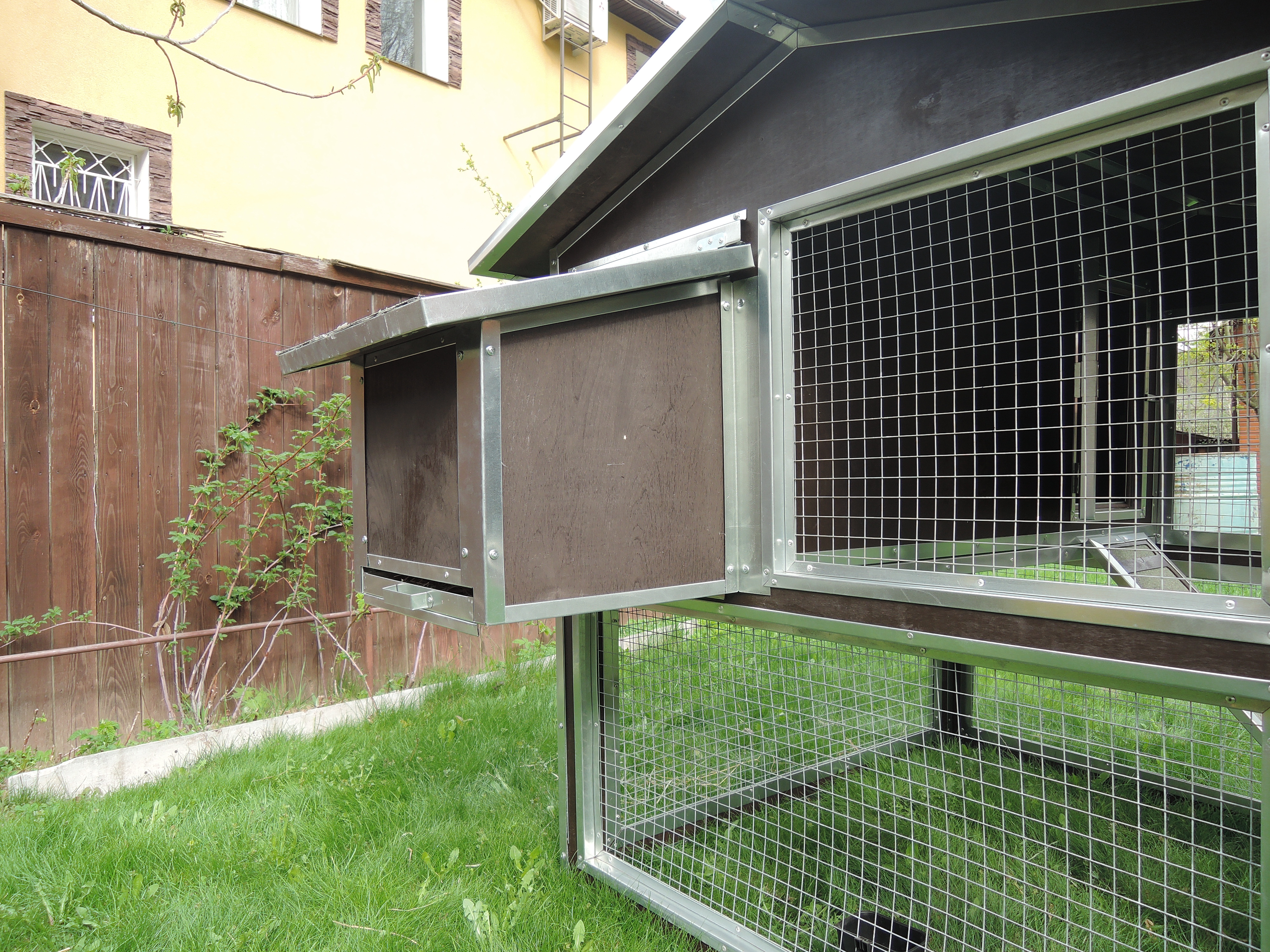 Утепленный отапливаемый уличный курятник с выгулом и гнездом "Зимняя Мечта" на 8-10 кур. Фото 19