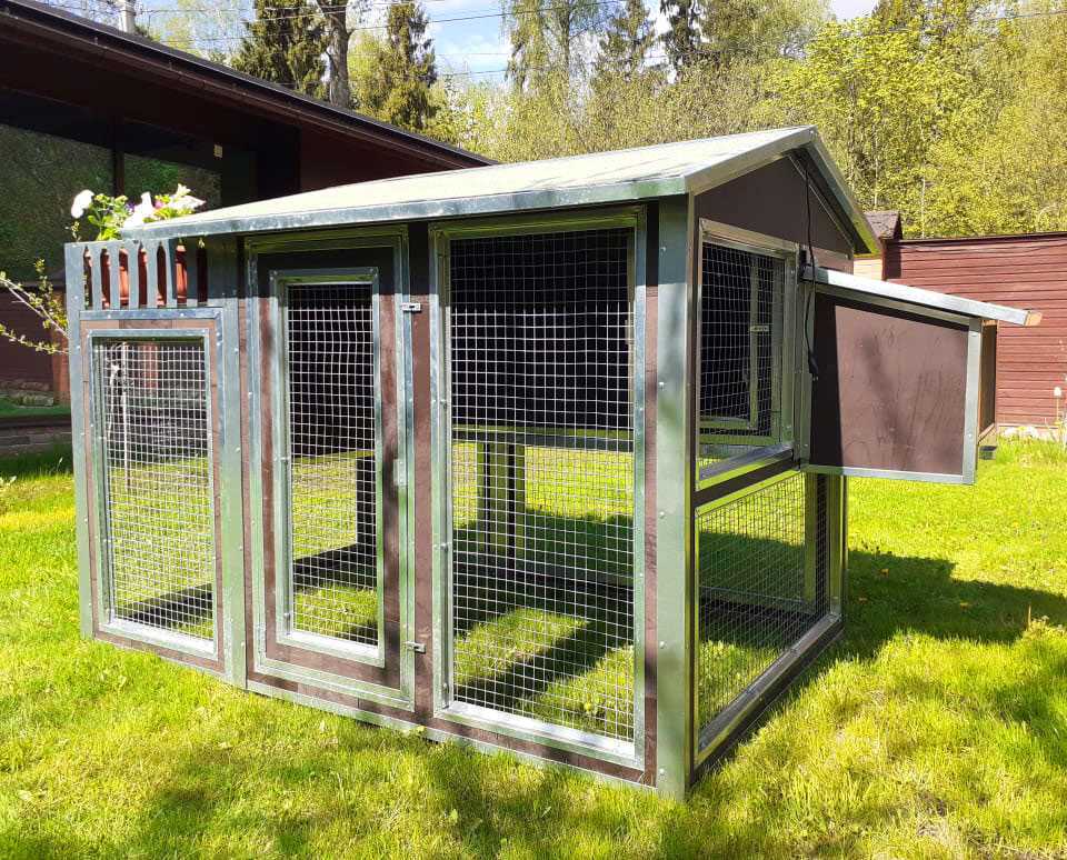 Утепленный отапливаемый уличный курятник с выгулом "Цветочная мечта". Фото 5